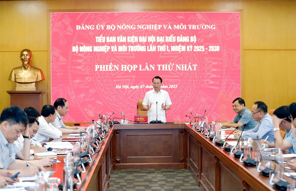 Bộ trưởng Đỗ Đức Duy chủ trì phiên họp đầu tiên của Tiểu ban văn kiện đại hội đại biểu Đảng bộ Nông nghiệp và Môi trường lần thứ nhất, nhiệm kỳ 2025-2030. Ảnh: Khương Trung.