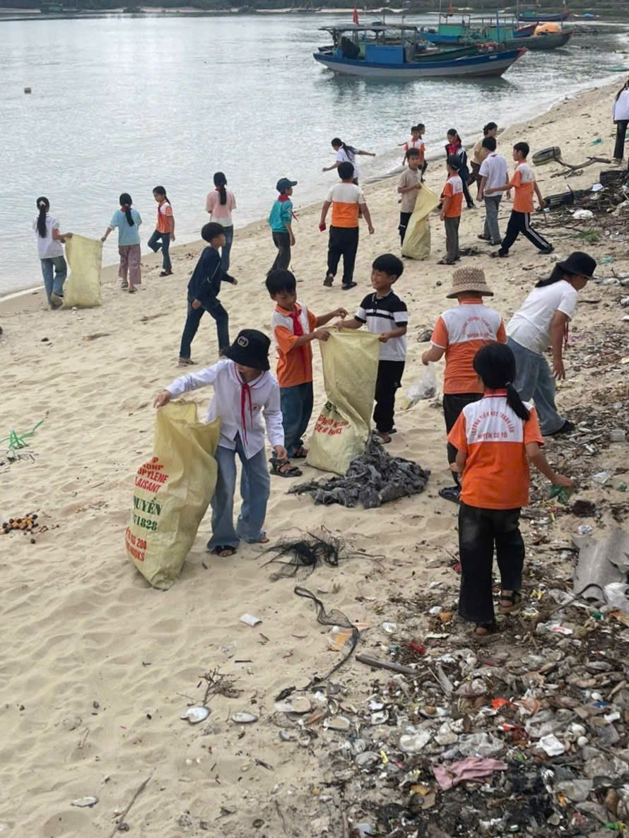 Môi trường huyện đảo Cô Tô trở nên sạch sẽ có sự đóng góp công sức của cán em học sinh trên đảo tham gia nhặt rác, làm vệ sinh bãi biển. Ảnh Nguyên Vũ.