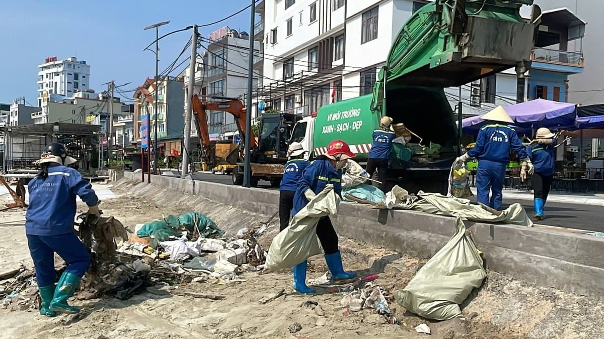 Công nhân Công ty Môi trường Đô thị Cô Tô thu gom rác thải, làm cho môi trường huyện đảo luôn sạch sẽ. Ảnh: Nguyên Vũ.